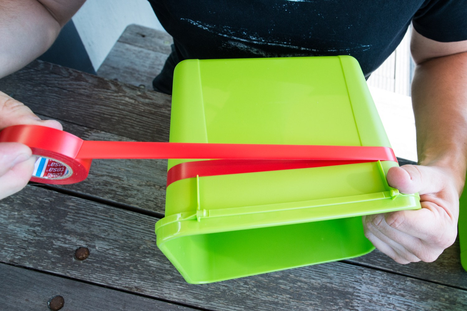 Schritt 3: Wickel ein paar Lagen Isolierband um den inneren Eimer, etwa zwei bis drei Zentimeter unterhalb des Randes. Das Isolierband dient als Dichtung zwischen beiden Eimern und sollte so dick angebracht werden, dass die beiden Eimer luftdicht gestapelt werden können. Stelle anschließend den inneren Eimer in den äußeren. © Jann Venherm