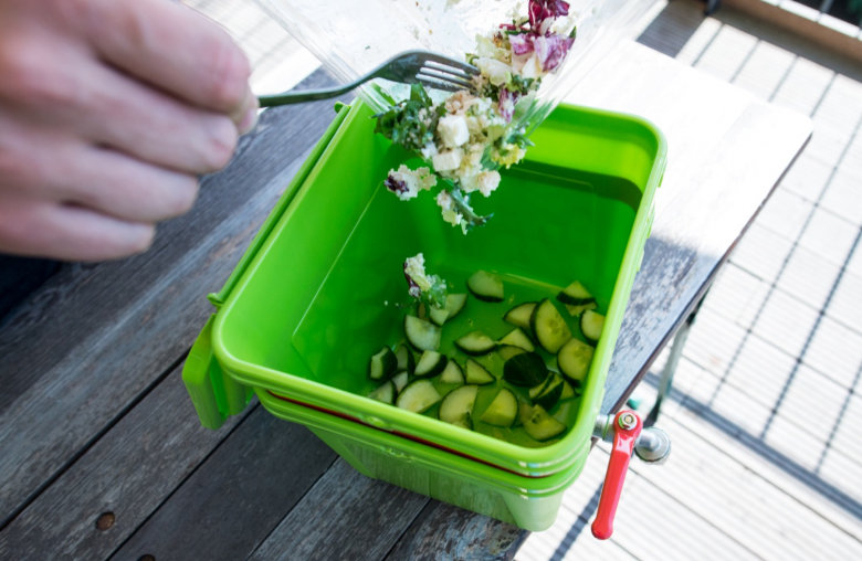 Entscheidend: Die richtige Befüllung eines Bokashi-Eimers © Jann Venherm