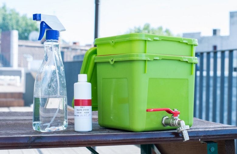 Mini-Kompost: Der selbstgebaute Bokashi-Eimer besteht aus zwei ineinander gestapelten Eimern. © Jann Venherm