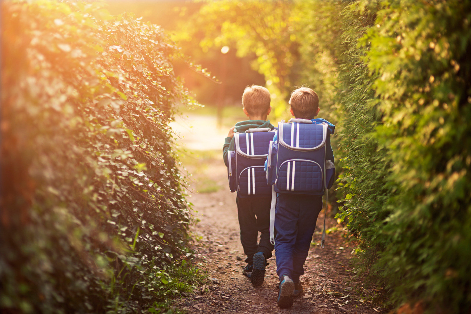 Schultaschen für Grundschüler sollten ergonomisch, leicht und sicher sein.