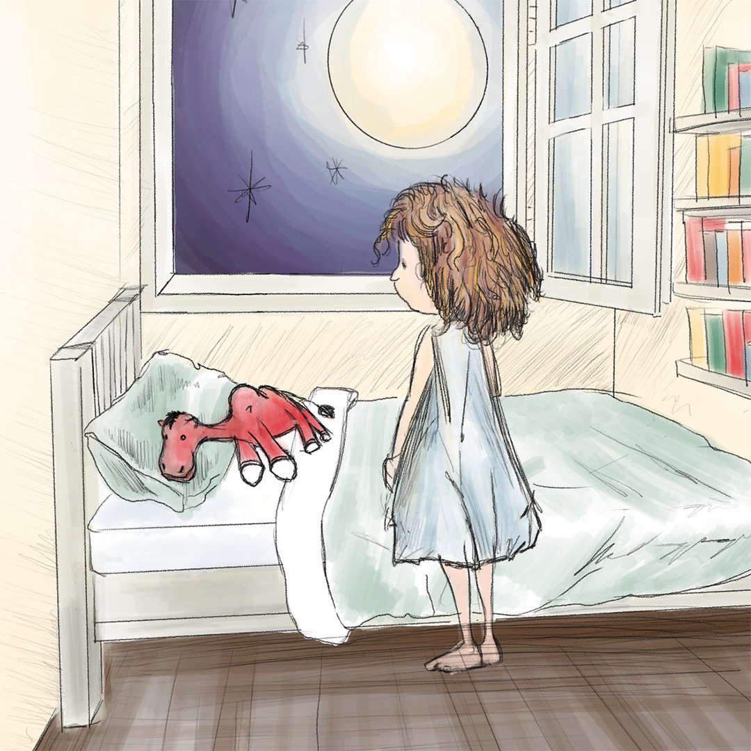 Ein Kind im Nachthemd, das neben einem Bett steht. Auf dem Bett liegt ein rotes Stofftier. Durch das offene Fenster ist ein großer, heller Mond am Nachthimmel zu sehen. Im Zimmer stehen Regale mit Büchern.