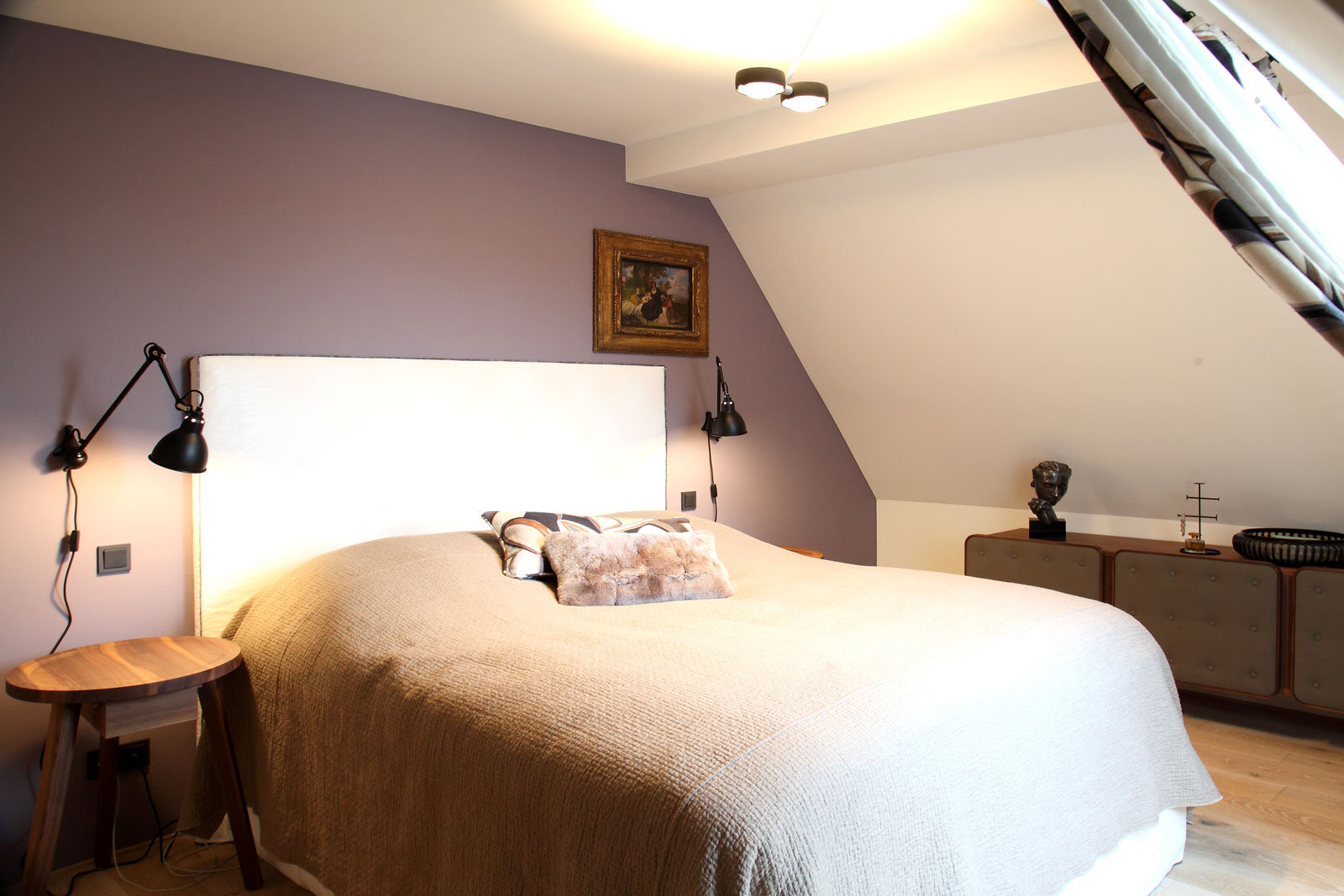 Violette Wandfarbe schafft Geborgenheit und Eleganz