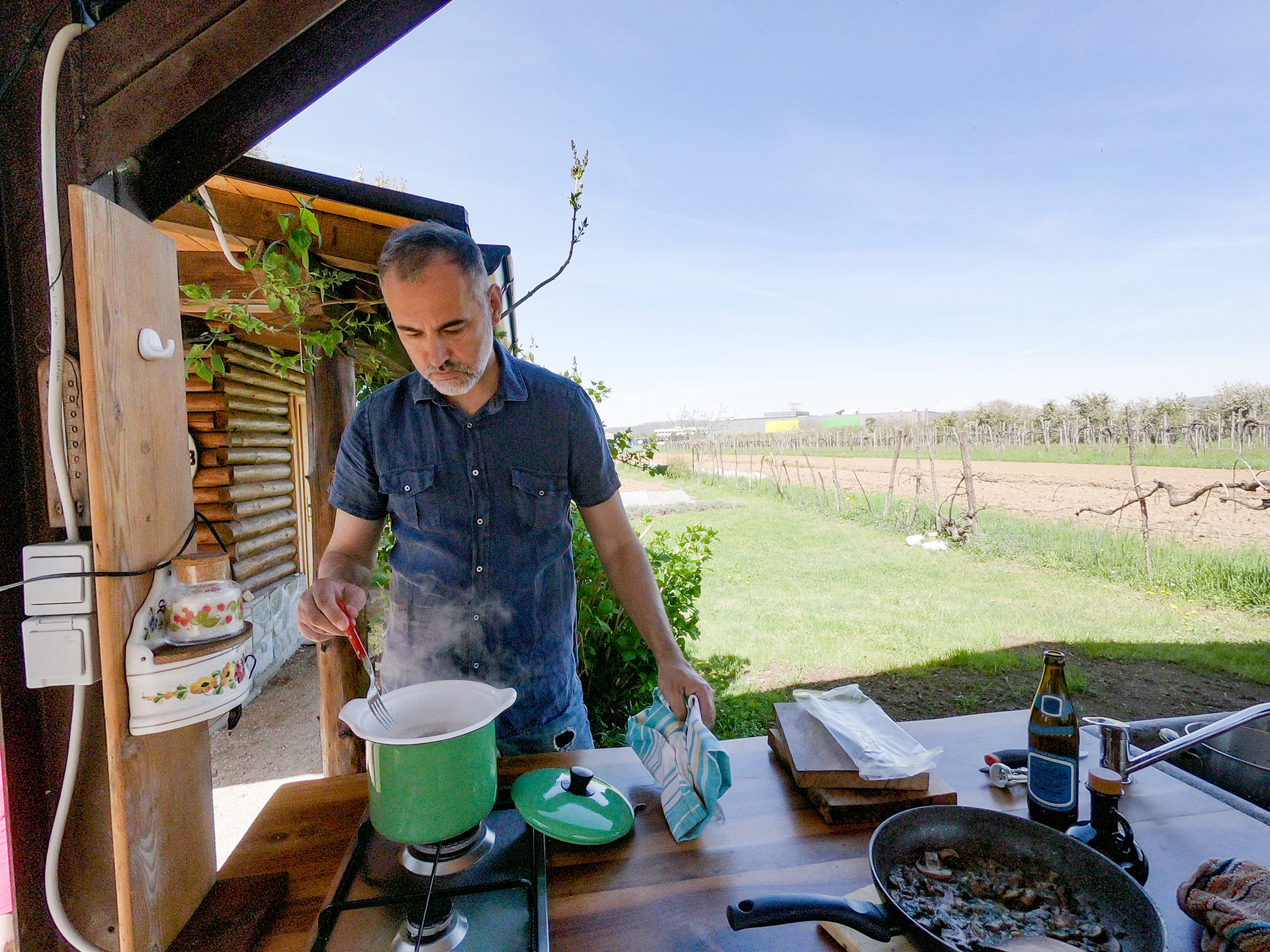 Vom Garten in den Topf: Mit einer Outdoor-Küche kannst du deine Ernte direkt im Freien zubereiten.
