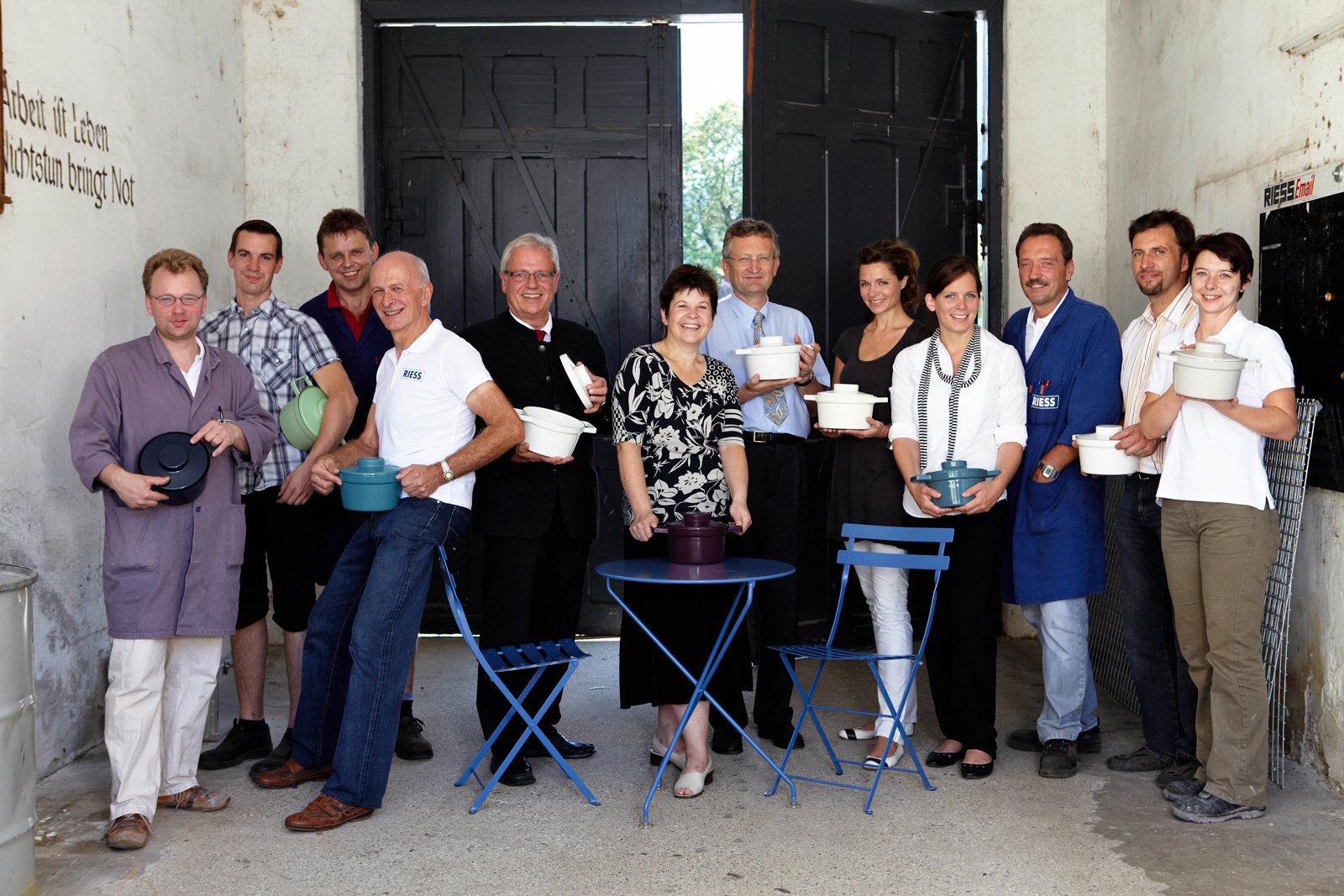 Die Riess-Geschäftsführer mit Mitarbeiterinnen und Mitarbeitern.