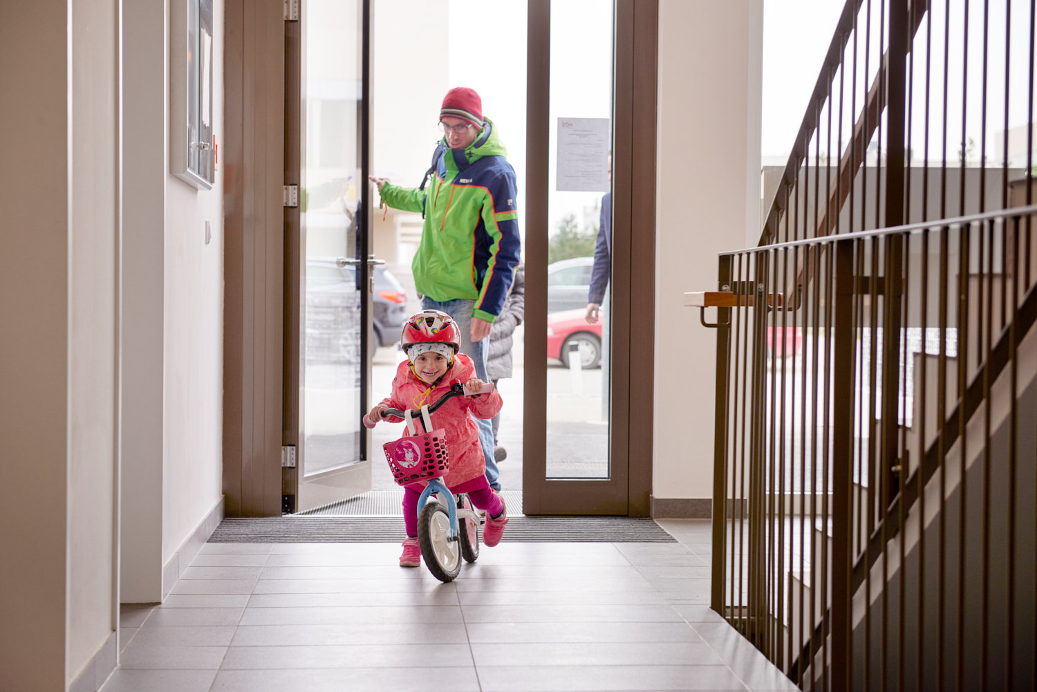Ebenerdig: Der Eingangsbereich des Hauses wie auch der Wohnung sind barrierefrei. (@Wüstenrot / marcelkoehler.com)