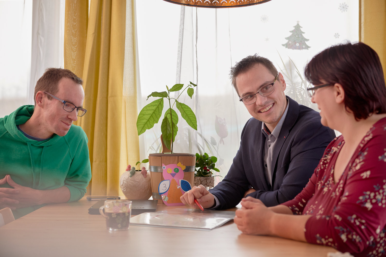 Finanzierung des Genossenschaftsanteils: Wüstenrot Privatkundenberater Georg Niessner (Mitte) hat die Familie Sidlo auf dem Weg ins neue Zuhause unterstützt. (@Wüstenrot / marcelkoehler.com)