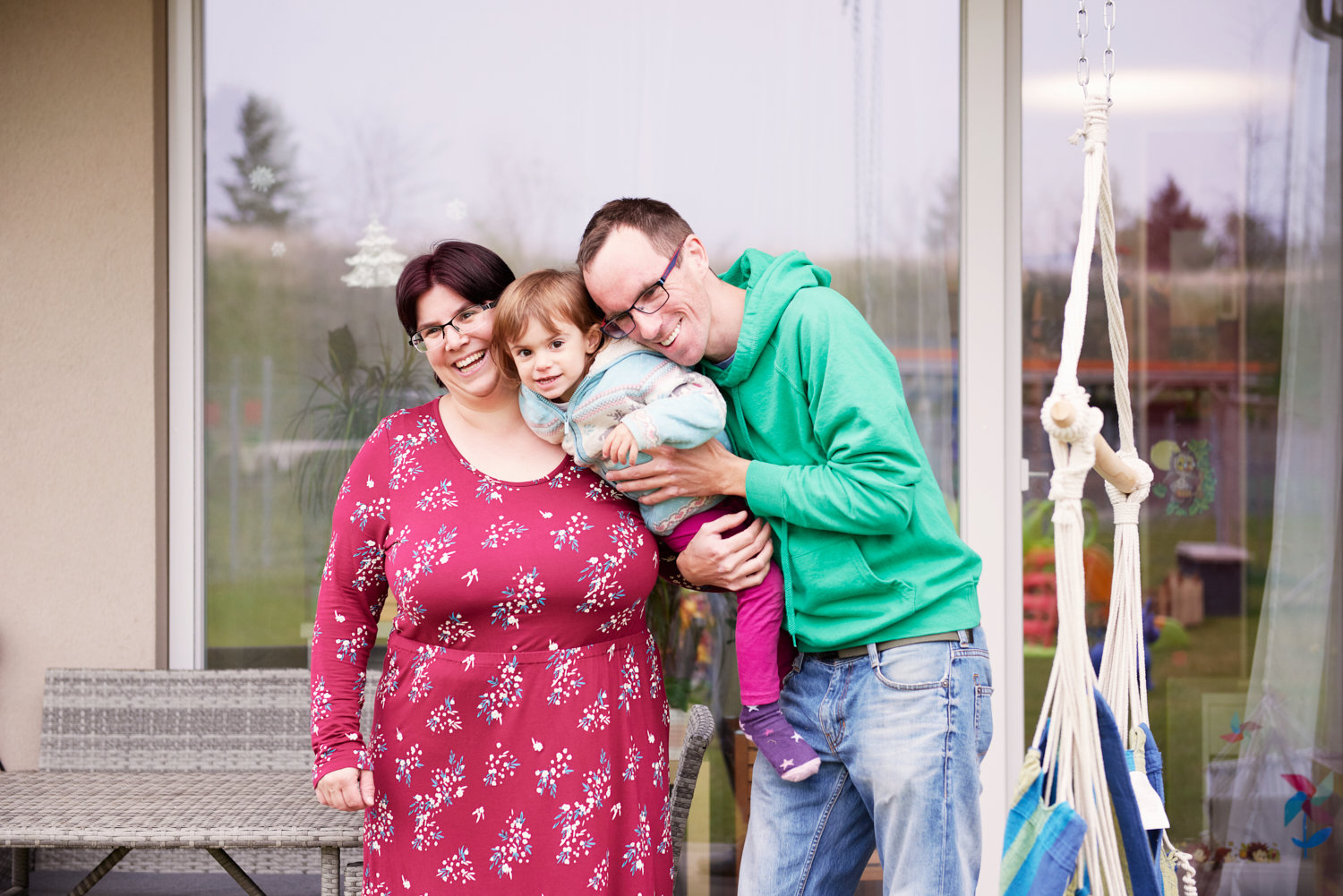 Glücklich im neuen Zuhause: Alexandra und Leonhard Sidlo mit ihrer Tochter. (@Wüstenrot / marcelkoehler.com)