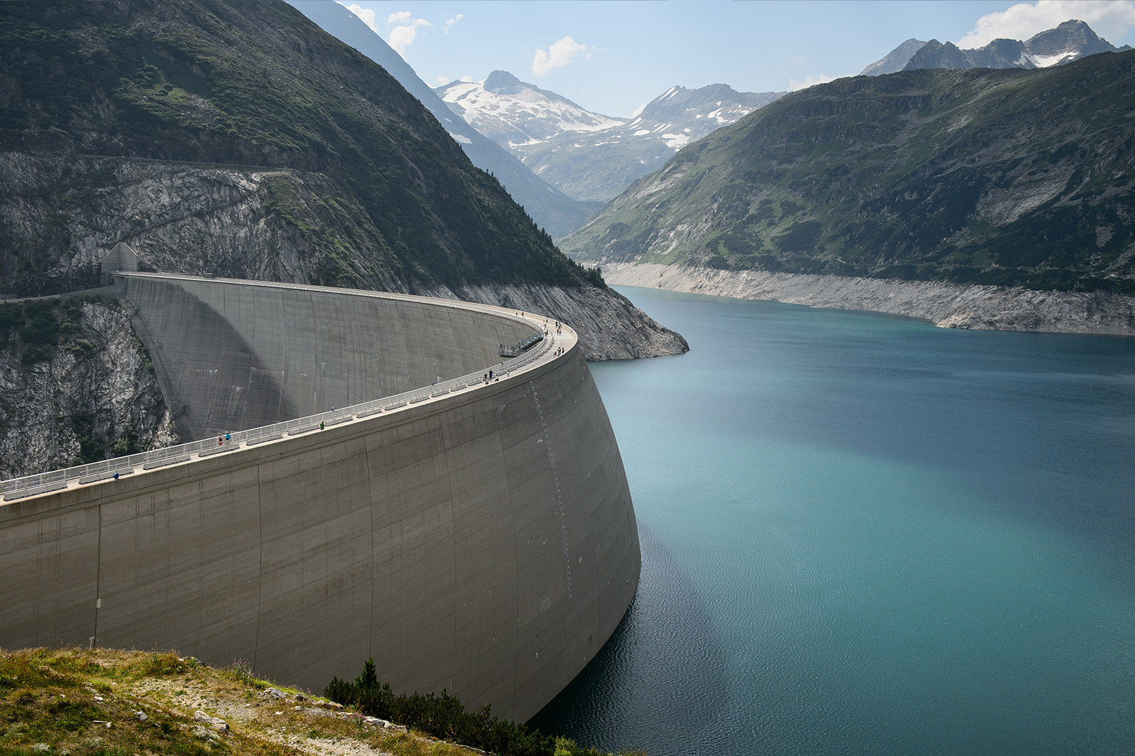 Talsperre. mit Stausee imn den Alpen