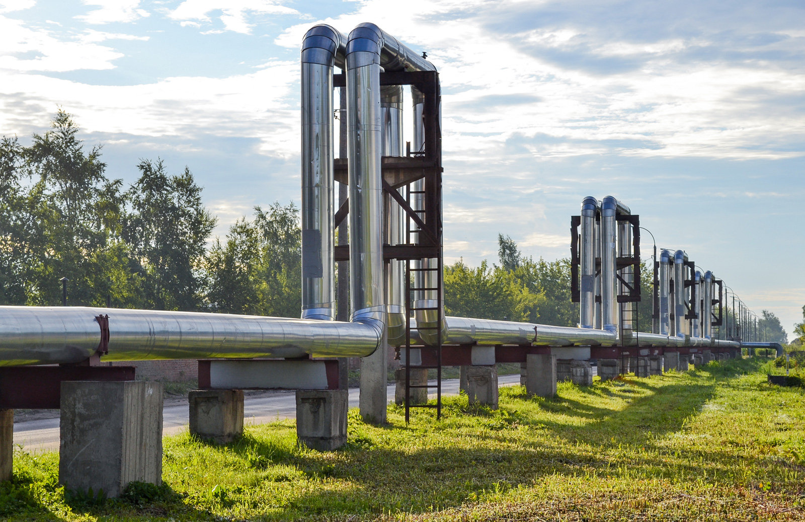 oberirdische Fernwärmeleitung