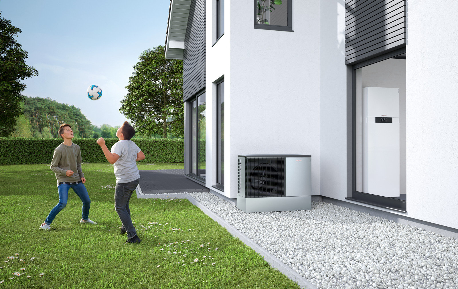 Garten eines Einfamienhauses mit einer Wärmepumpe an der Außenwand