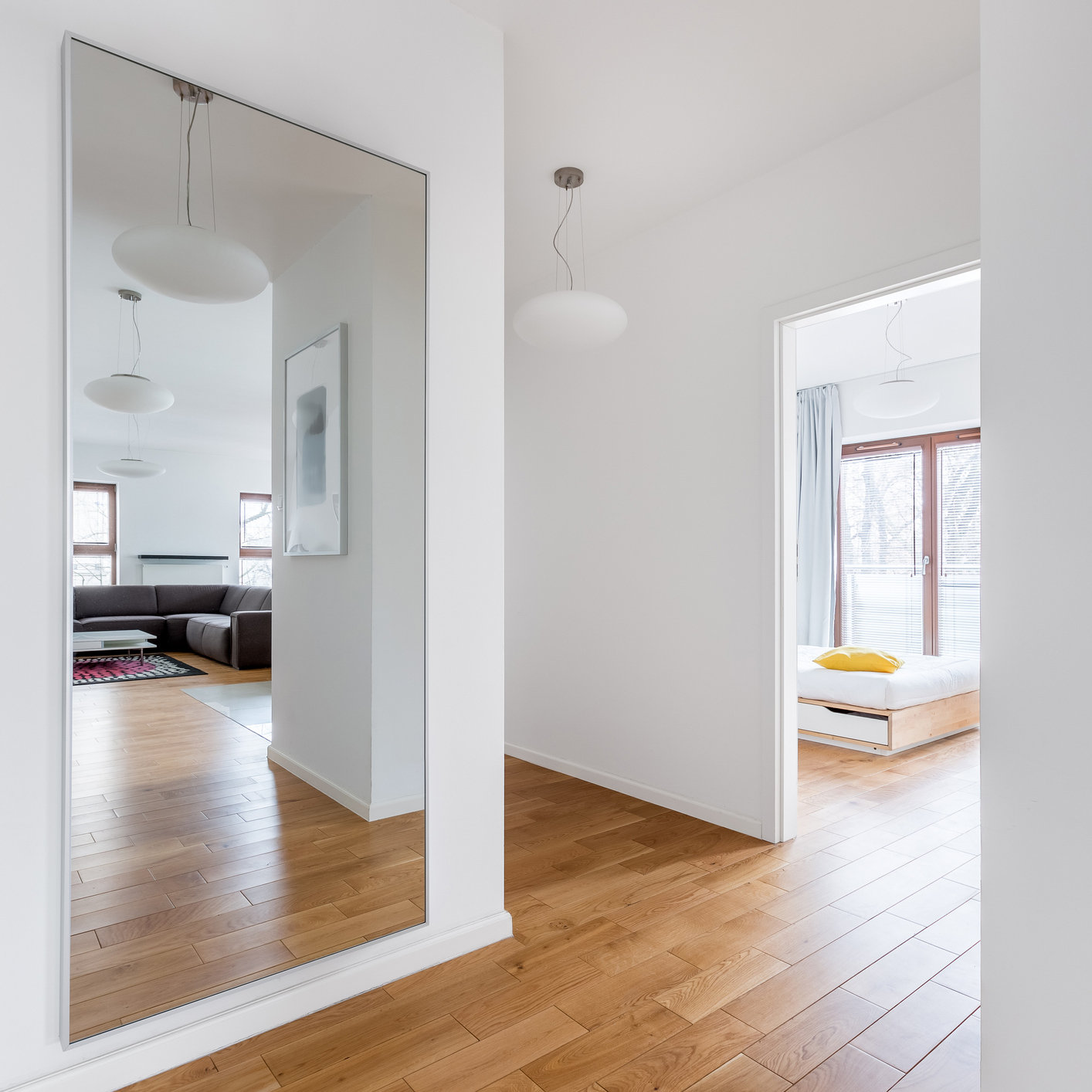 Raumwunder: Durch einen großen Spiegel kannst du deinen Flur optisch verdoppeln.