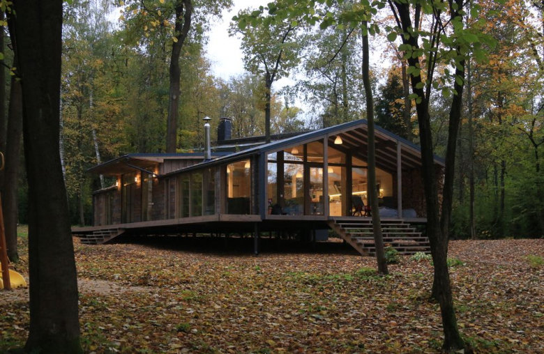 Ohne Decken und viel Licht: Modulhaus von Dubldom