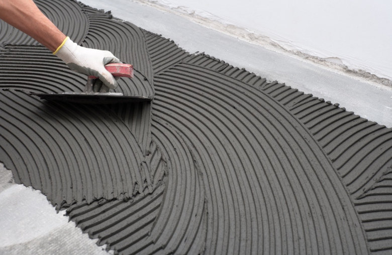 Wie aus einem Guss: Schön verteilter Fliesenkleber © iStock | alexandrumagurean