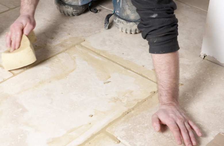 Gründliches Fliesenreinigen ist angesagt © iStock | OwenPrice