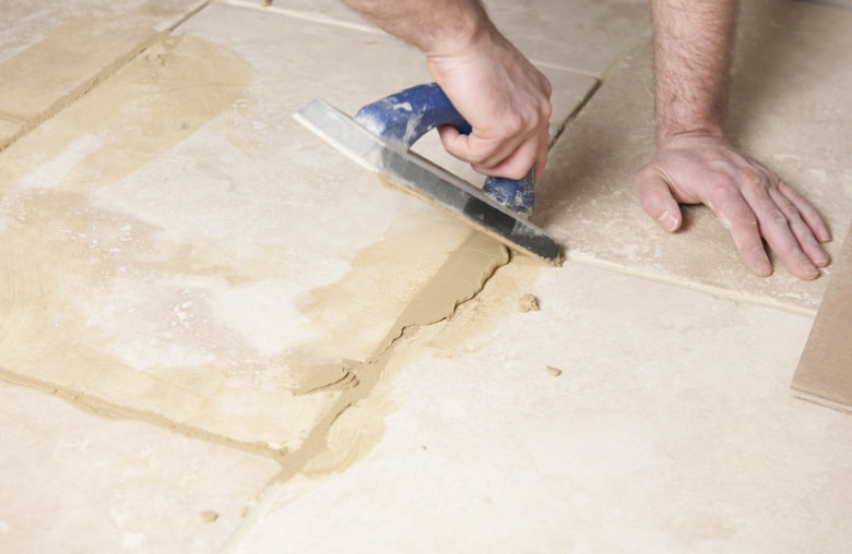 Wichtig, sogar sehr wichtig beim Fliesenlegen: Verfugen © iStock | OwenPrice