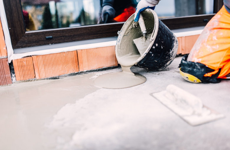 Vorbereiten des Untergrunds beim Fliesenlegen © iStock | Bogdanhoda