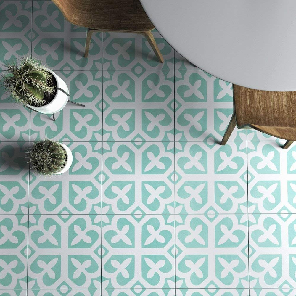 Edler Look für Fußböden: Folien und Aufkleber für Bodenfliesen müssen besonders strapazierfähig sein, damit sie sich bei häufigem Putzen und Betreten nicht lösen oder verblassen. Bei einer Fußbodenheizung solltest du keine Folie oder Aufkleber verwenden.