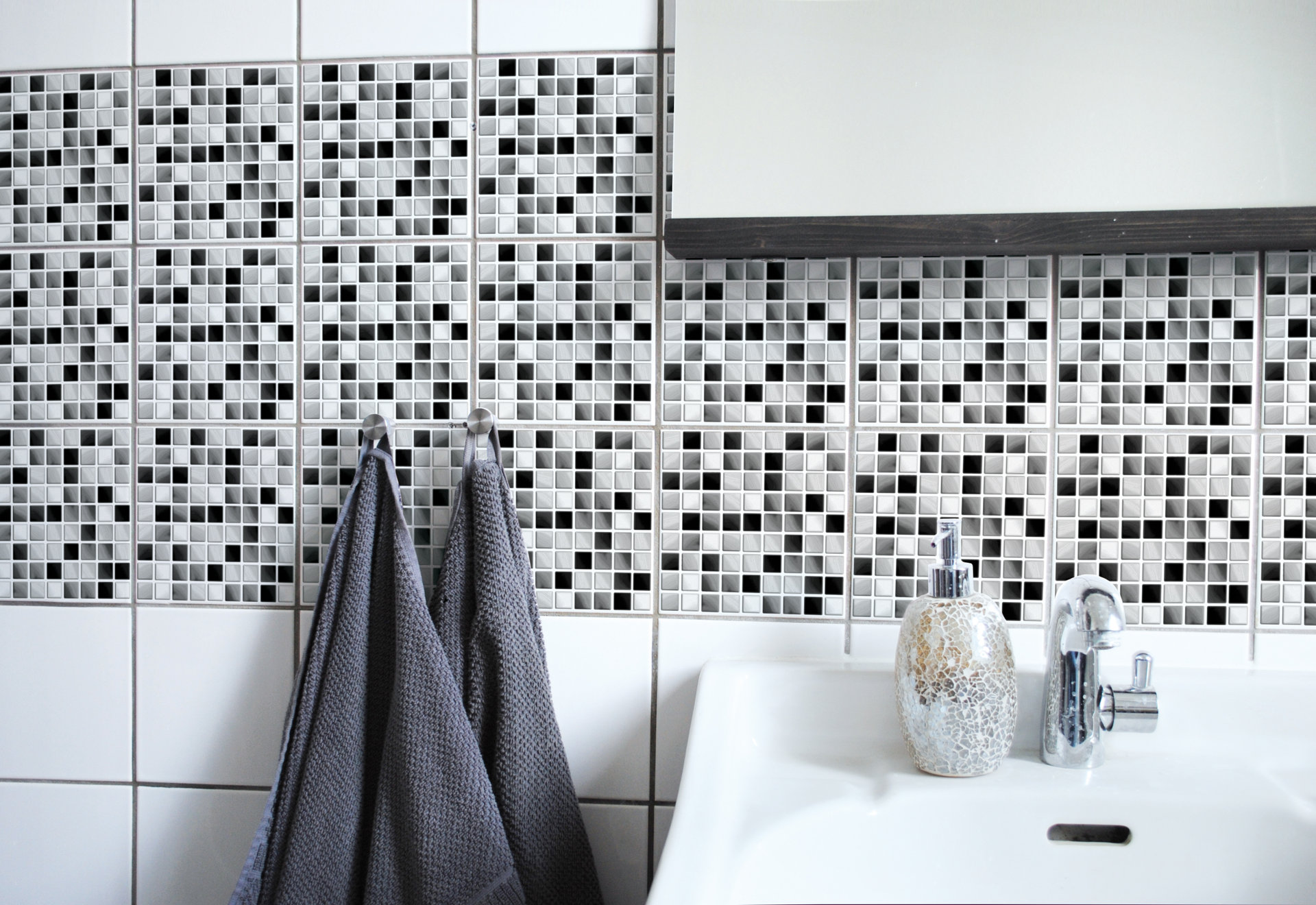 Frisches Leben für Küche und Bad: Mit Fliesenfolien und Fliesenaufklebern kann man öfter mal was Neues ausprobieren.