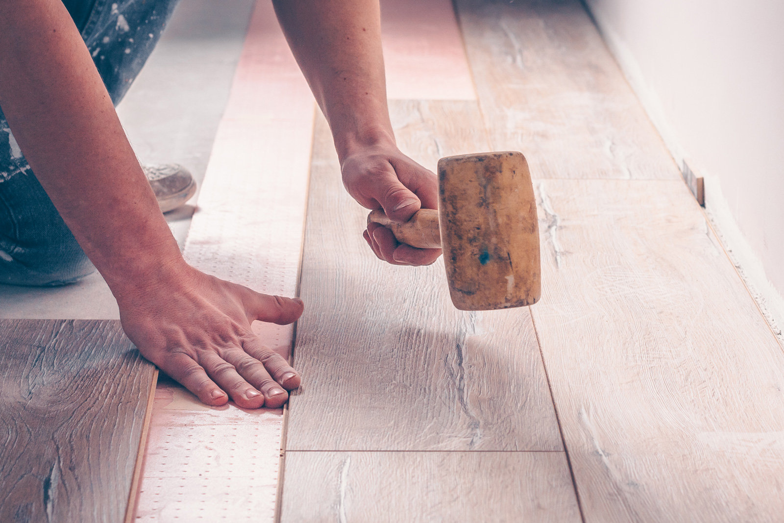 Am wichtigsten beim Verlegen: Dehnungsfuge nicht vergessen.