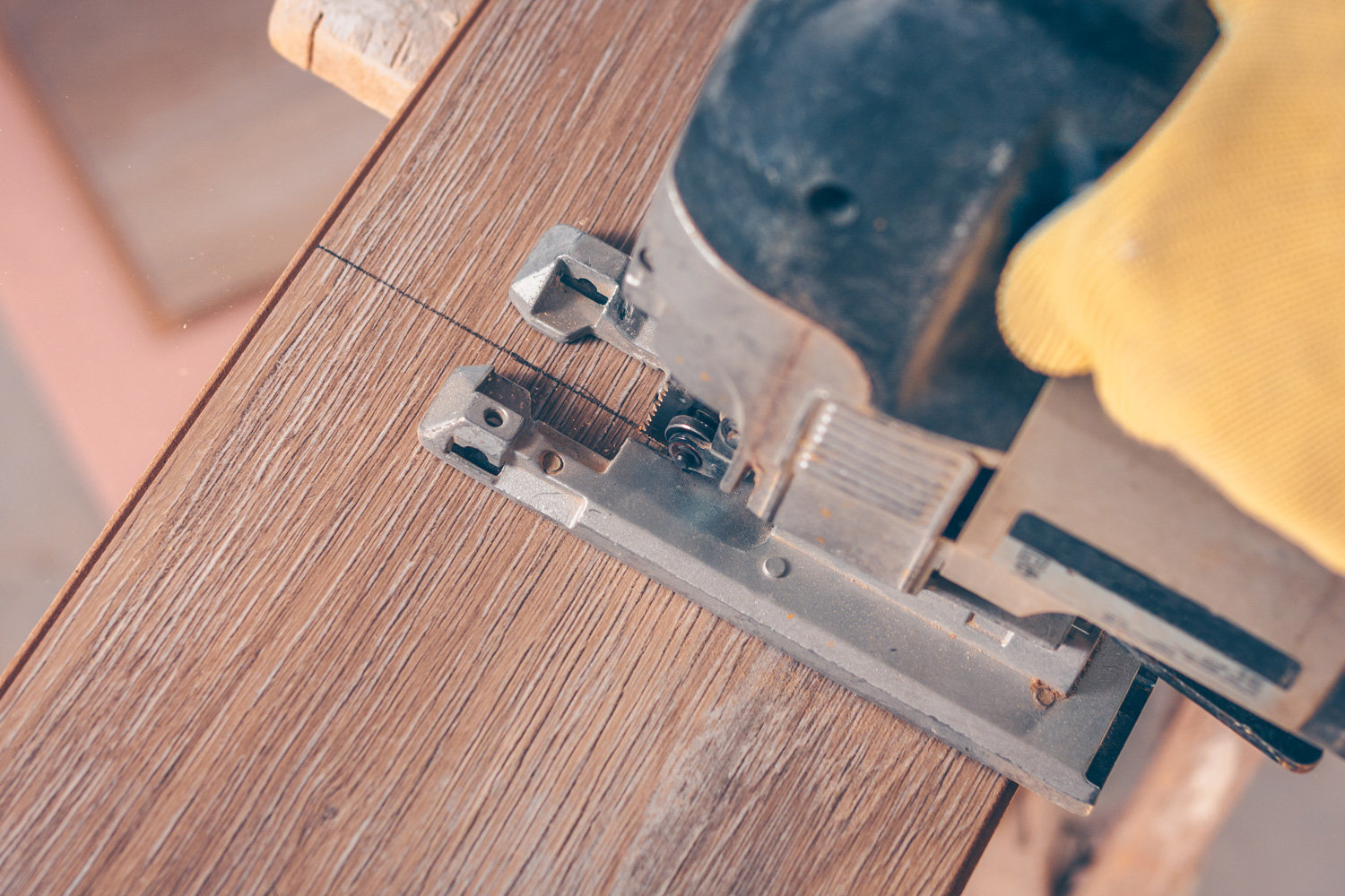 Nicht nur das Parkett muss mit einer Säge zurecht geschnitten werden, auch die Türen muss man oft kürzen.