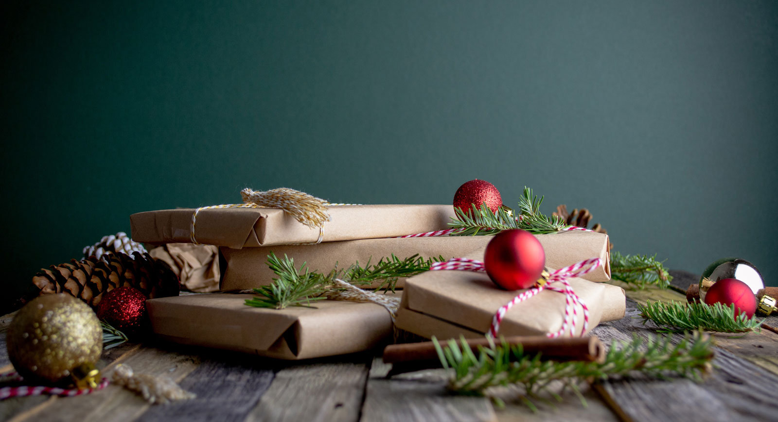 Nachhaltige Geschenkverpackung mit Recyclingpapier und Schnur