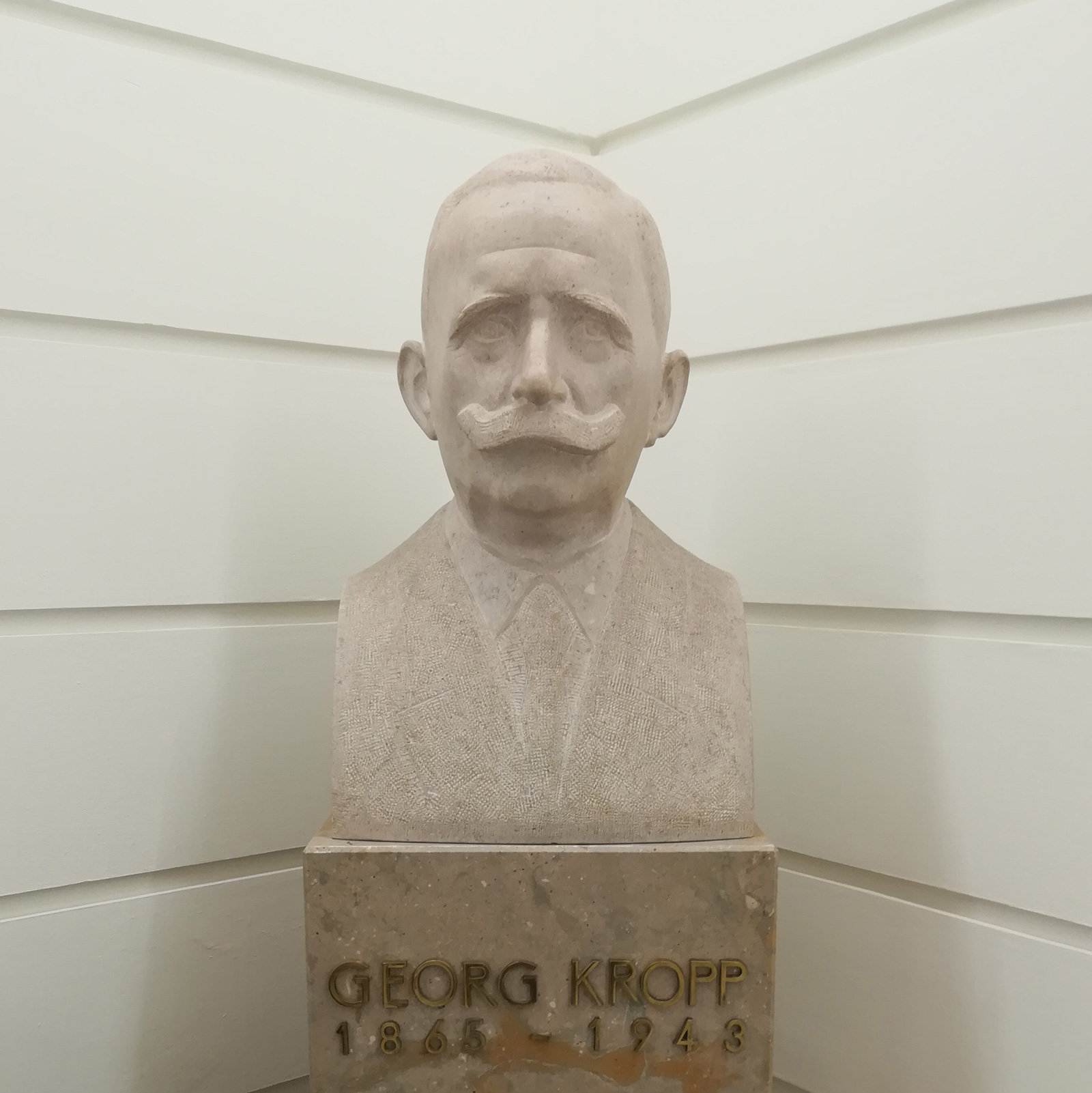 Die Grafik zeigt eine Büste von Wüstenrot-Gründer Georg Kropp