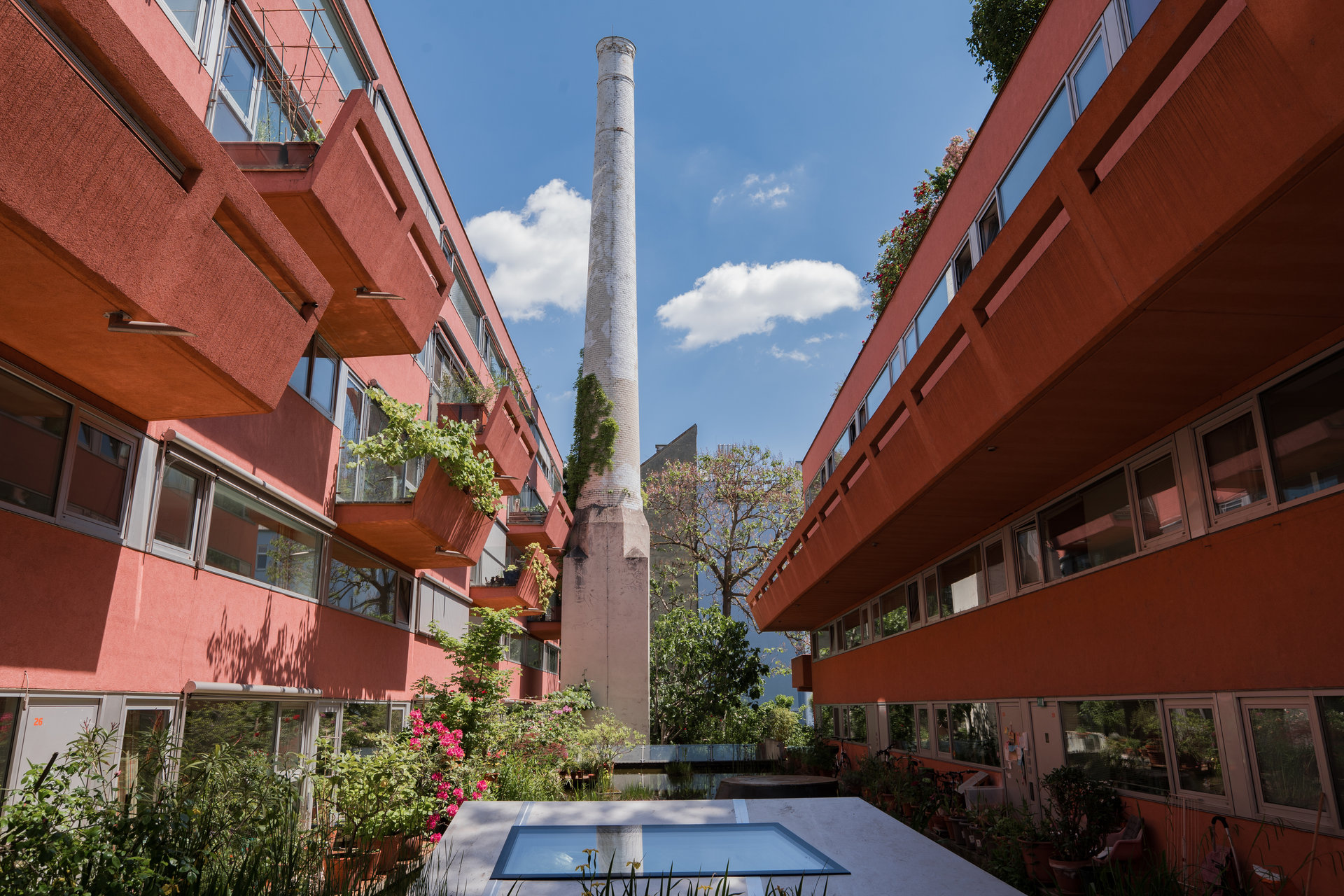 Der begrünte Innenhof des Wohnprojekts Sargfabrik in Wien