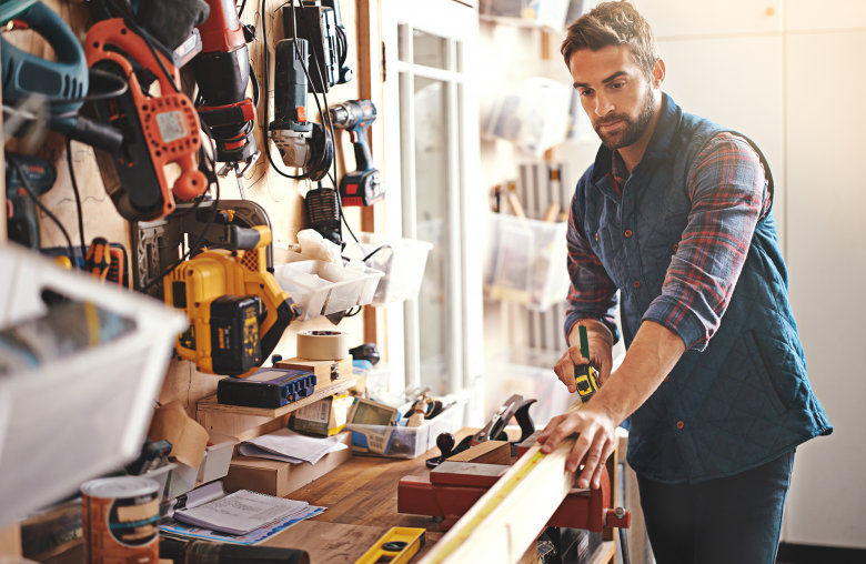 Arbeiten in der Werkstatt © iStock I Yuri_Arcurs