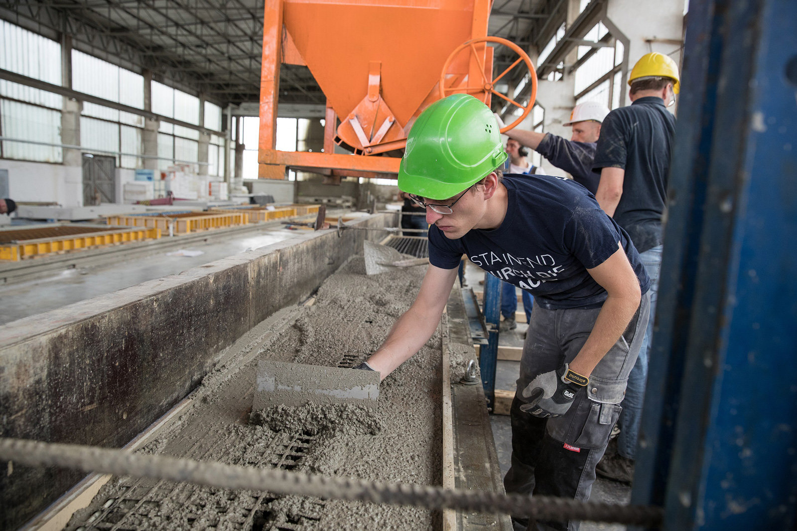 Arbeiter beim Betonmischen