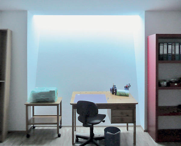 Schreibtisch in einem Keller unter einem Kellerfenster