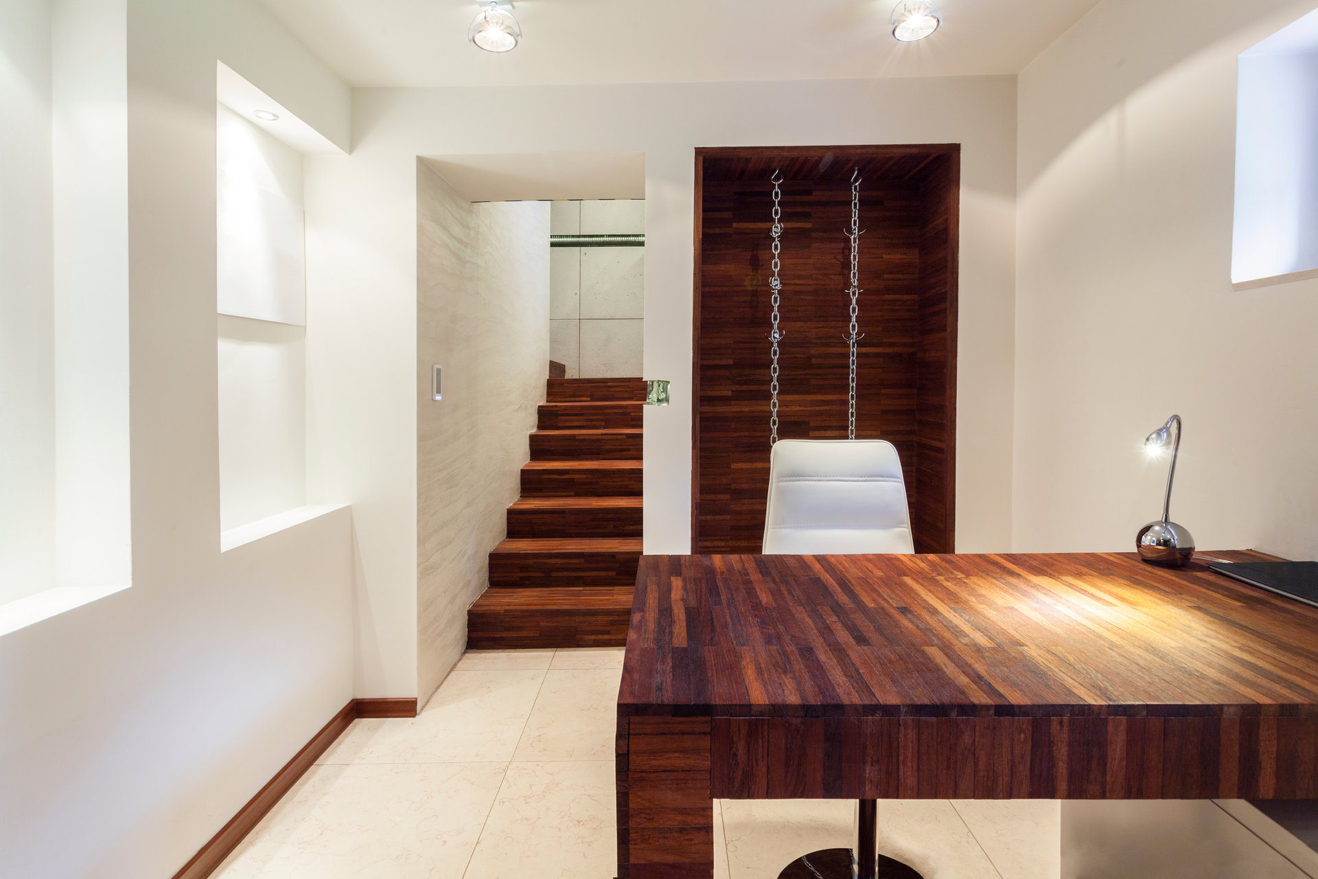 Bürozimmer mit Holzelementen in einem Keller