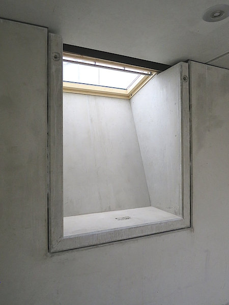 Sonnenlicht durch ein Kellerfenster