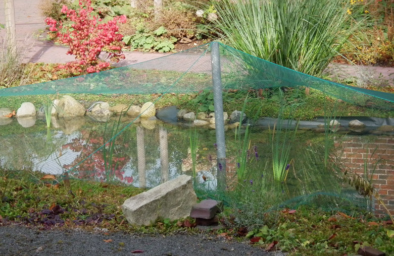 Netz über einen Teich gespannt