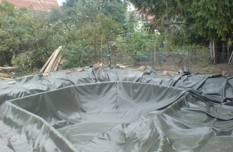 Leerer Teich mit Folie abgedeckt