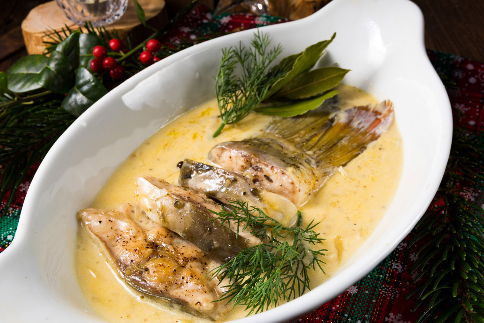 1049640262 Essfertig zubereiteter Fisch in einer Schüssel mit Soße