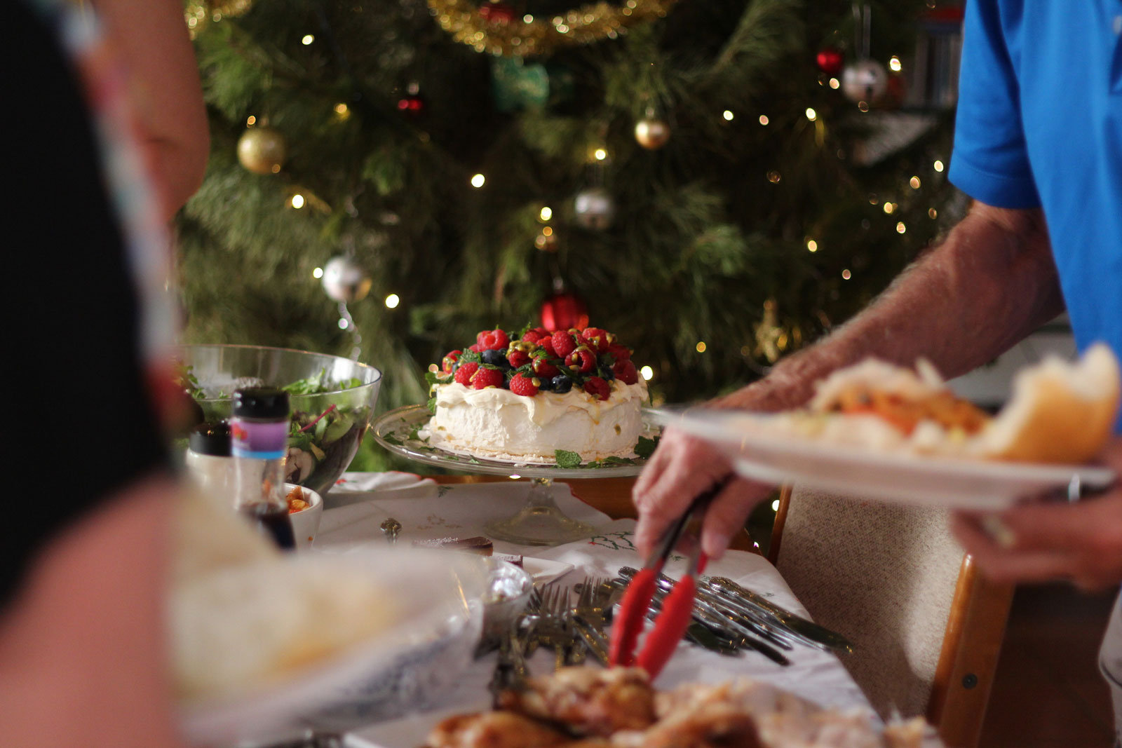 Torte auf einem Tisch mit Weihnachtsbaum im Hintergrund