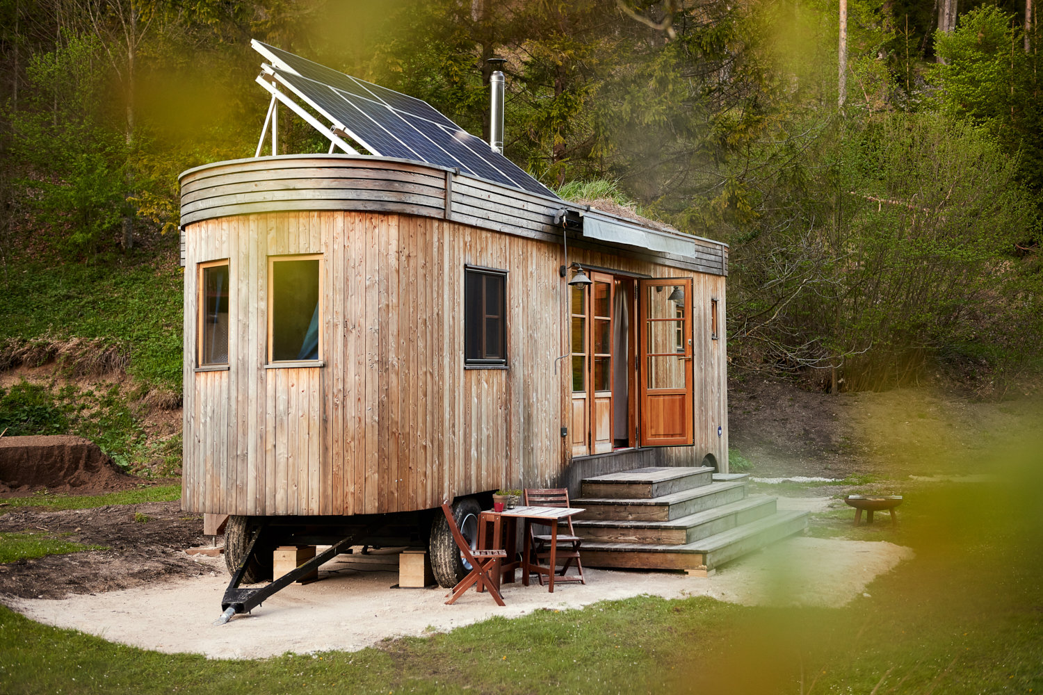 Flexible und naturnah: Durch den autarken Aufbau lassen sich Tiny Houses auch in die Wildnis stellen.  © Wüstenrot/marcelkoehler.com