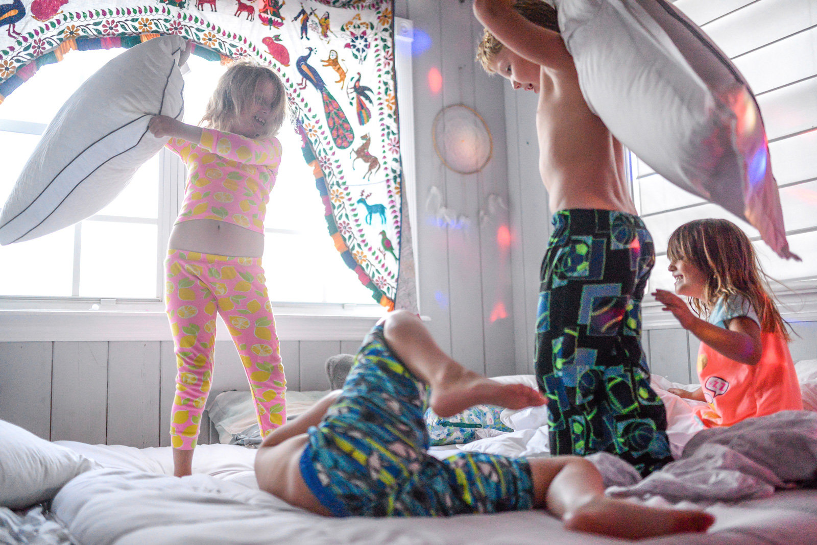 So macht Bewegung Spaß: Pyjamah-Party mit Kissenschlacht