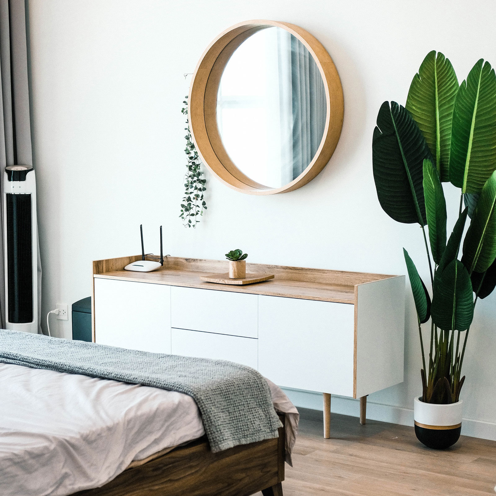 Ausgesuchte Kleinmöbel im Schlafzimmer vermitteln das Gefühl von Wohnen.