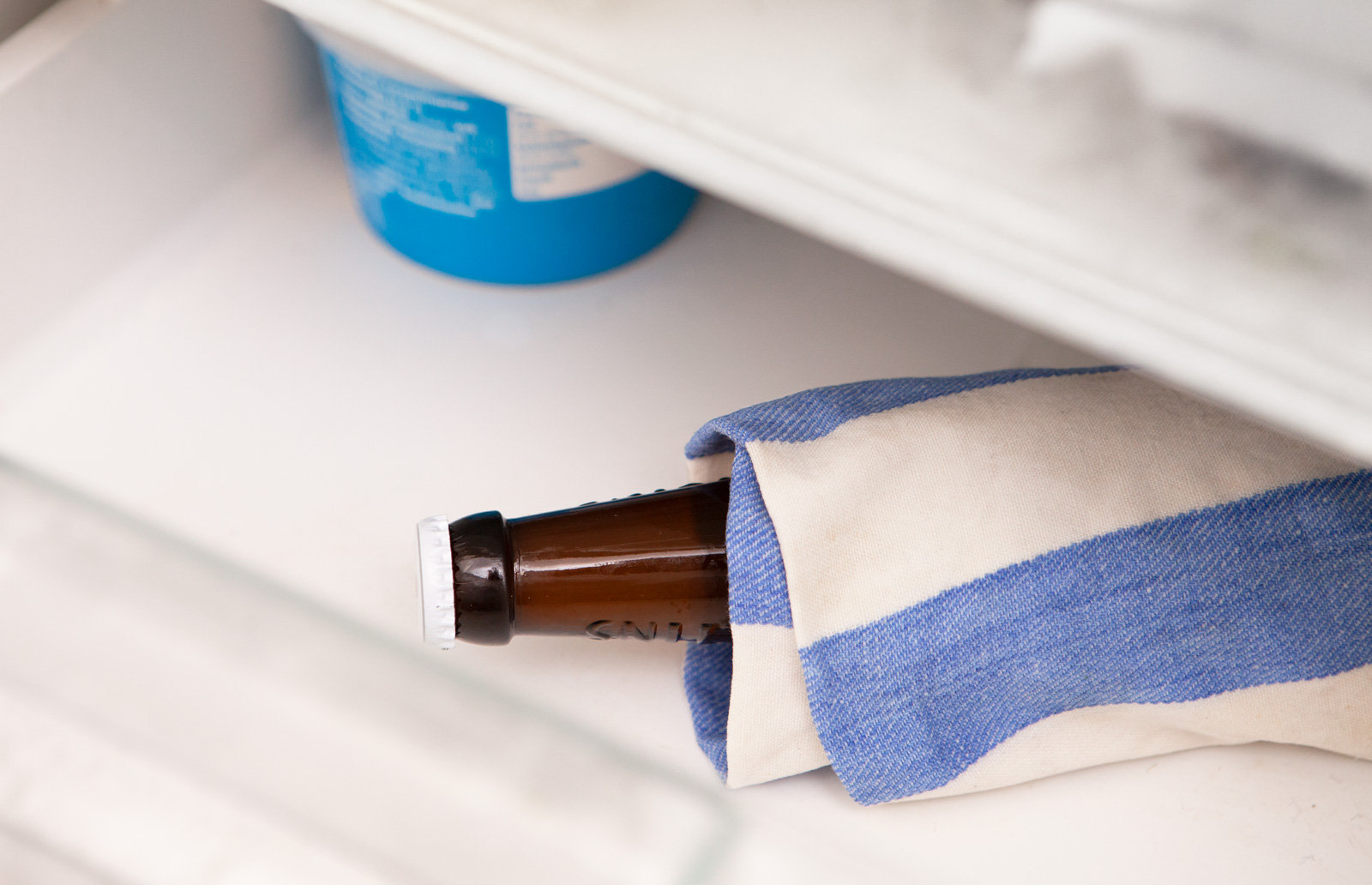 Mit einem feuchten Tuch schneller zum kalten Bier.