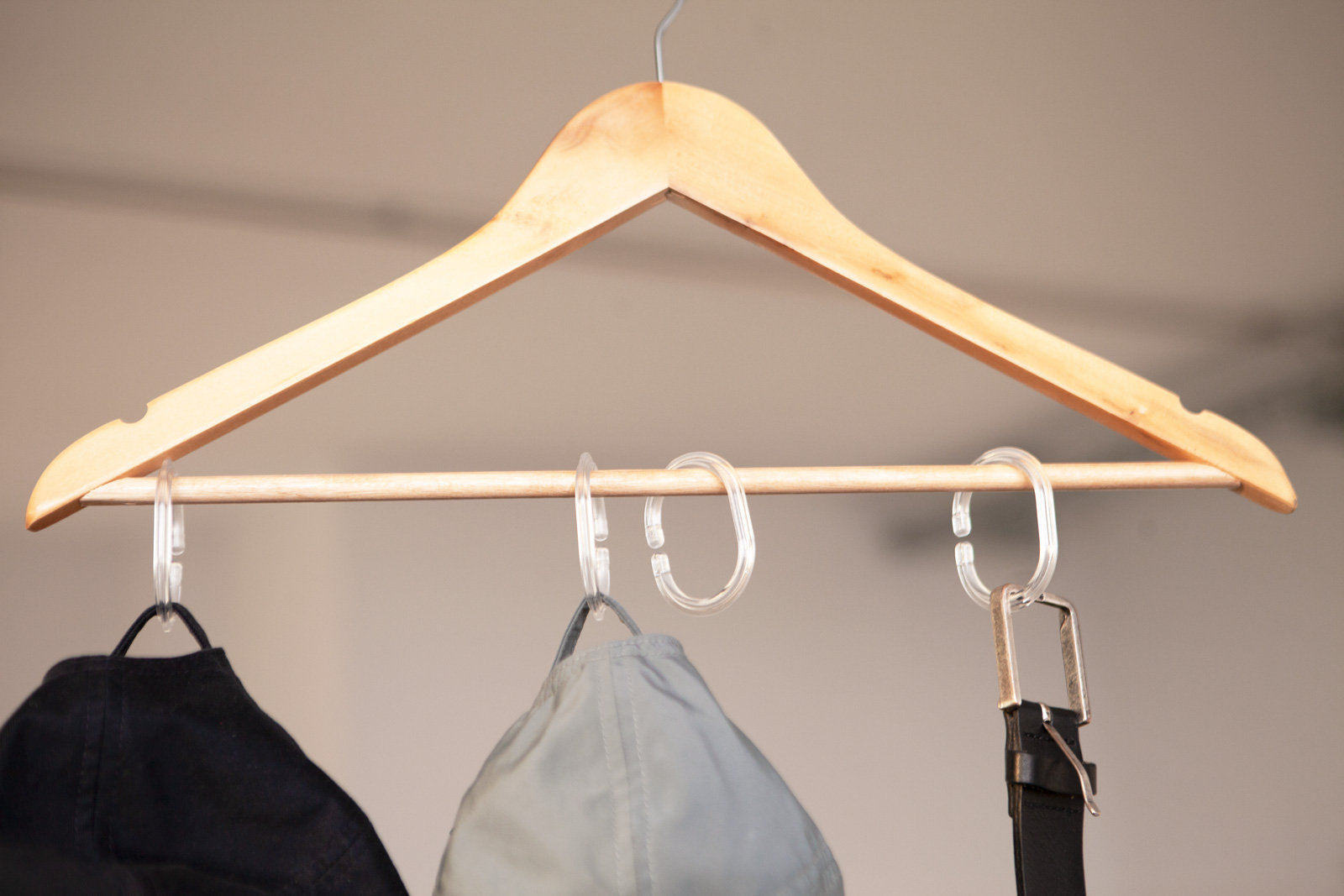 So bekommst du deine Mützen und Gürtel an den Bügel.