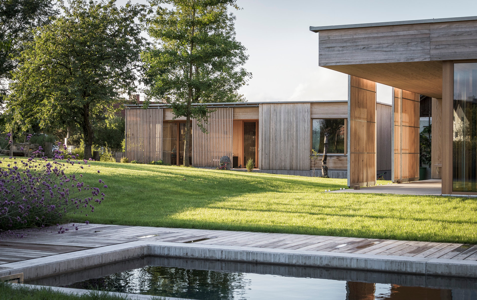Ein Doppelhaus in Schärding fügt sich harmonisch in die Landschaft ein.