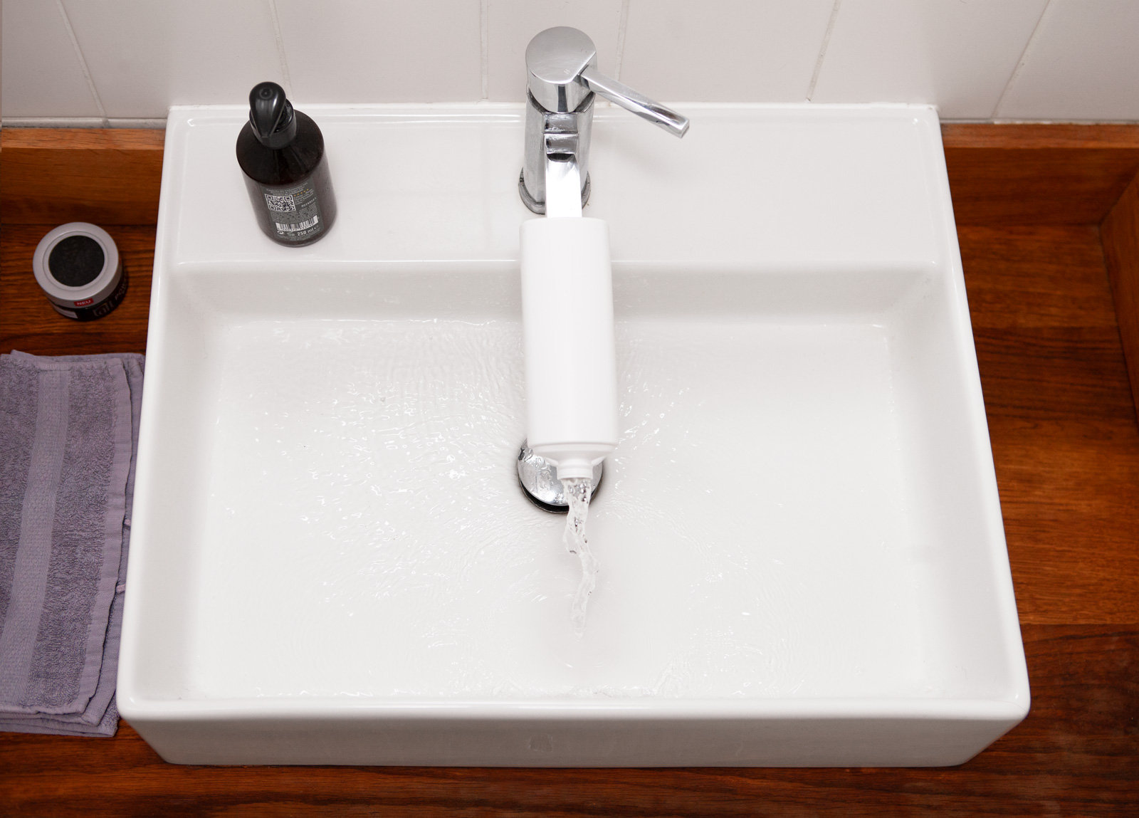 So können Kinder auch ohne Hocker die Hände waschen.