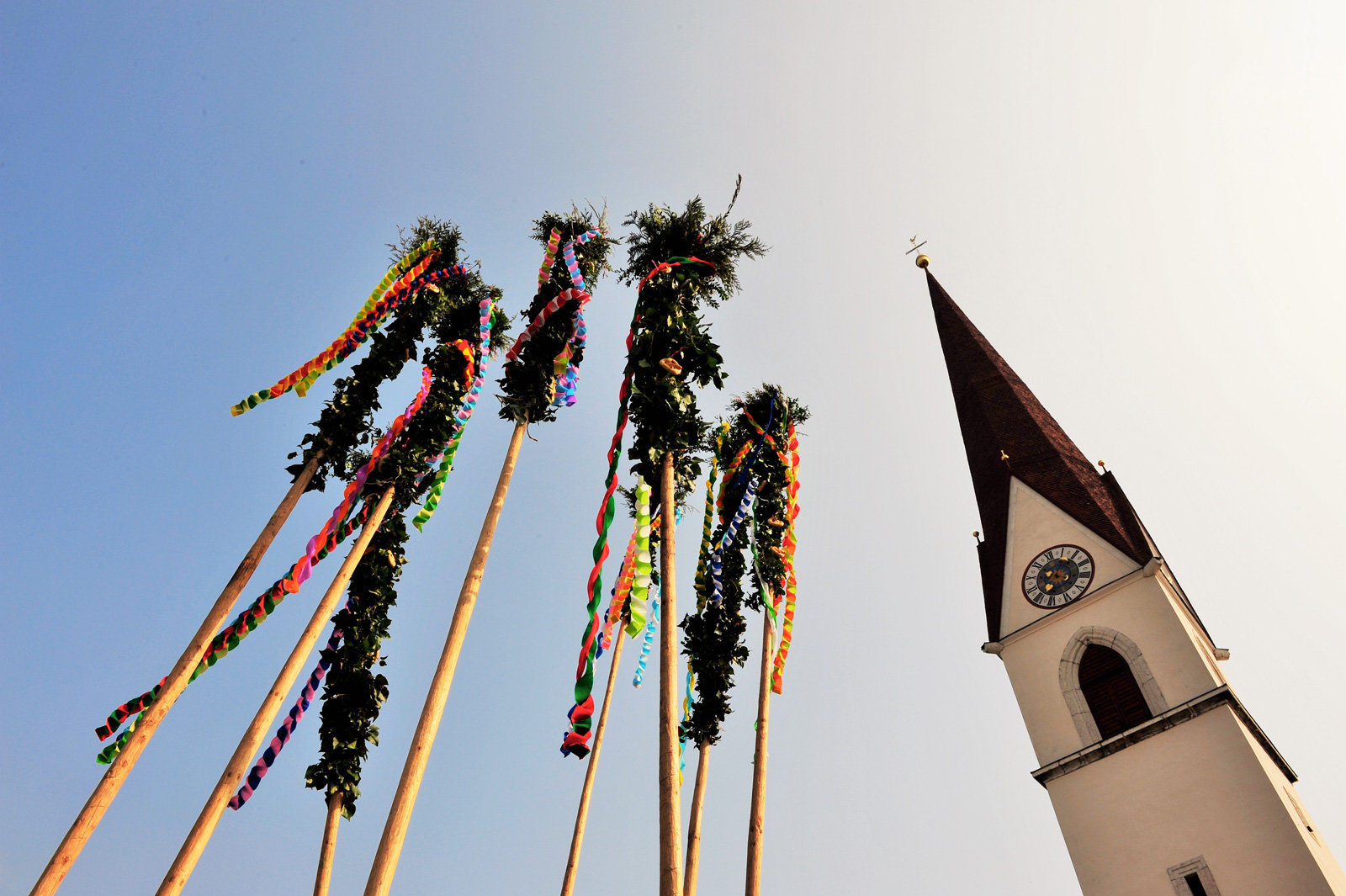 Palmstangen vor der Pfarrkirche Voldöpp-Krammsach (©Alpbachtal-Tourismus, Grießenböck-Gabriele)
