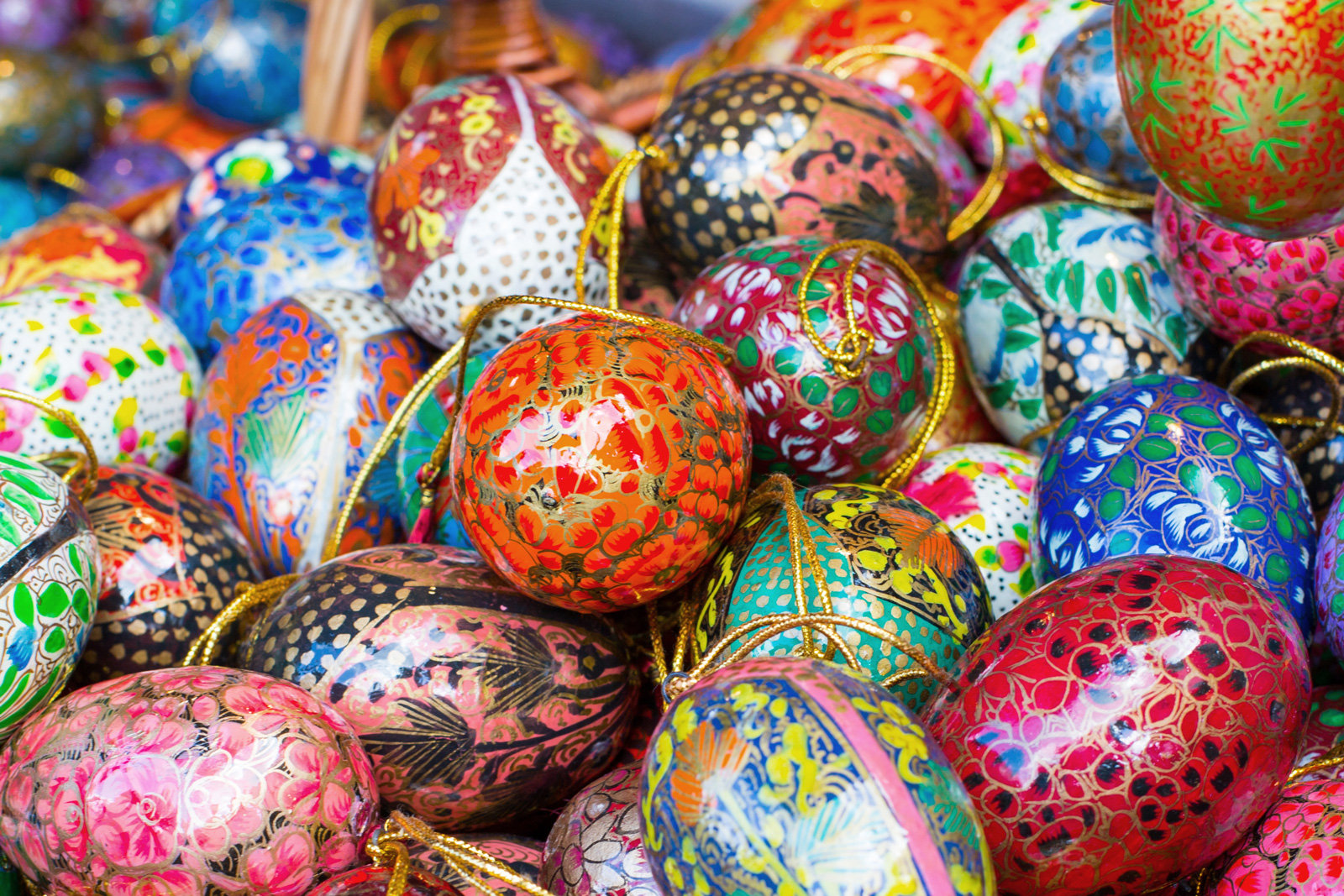 Für die Verzierung von Ostereieren haben sich viele unterschiedliche Techniken entwickelt.