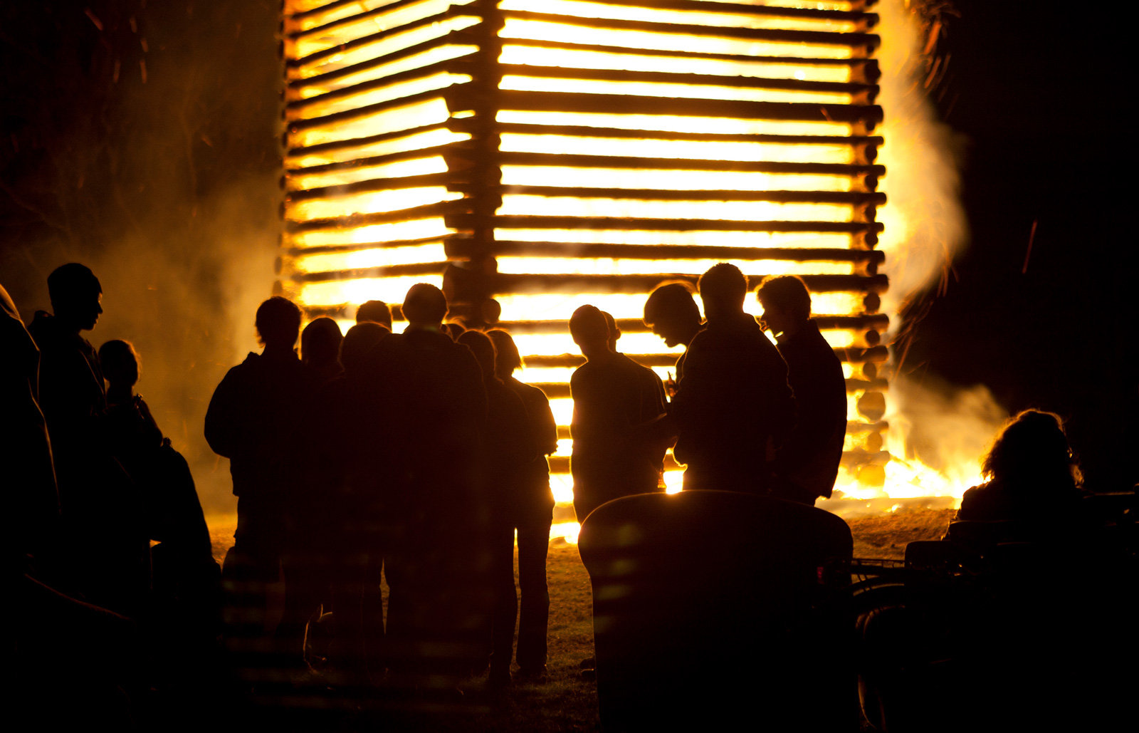 Ein Holzturm wird zum Osterfeuer