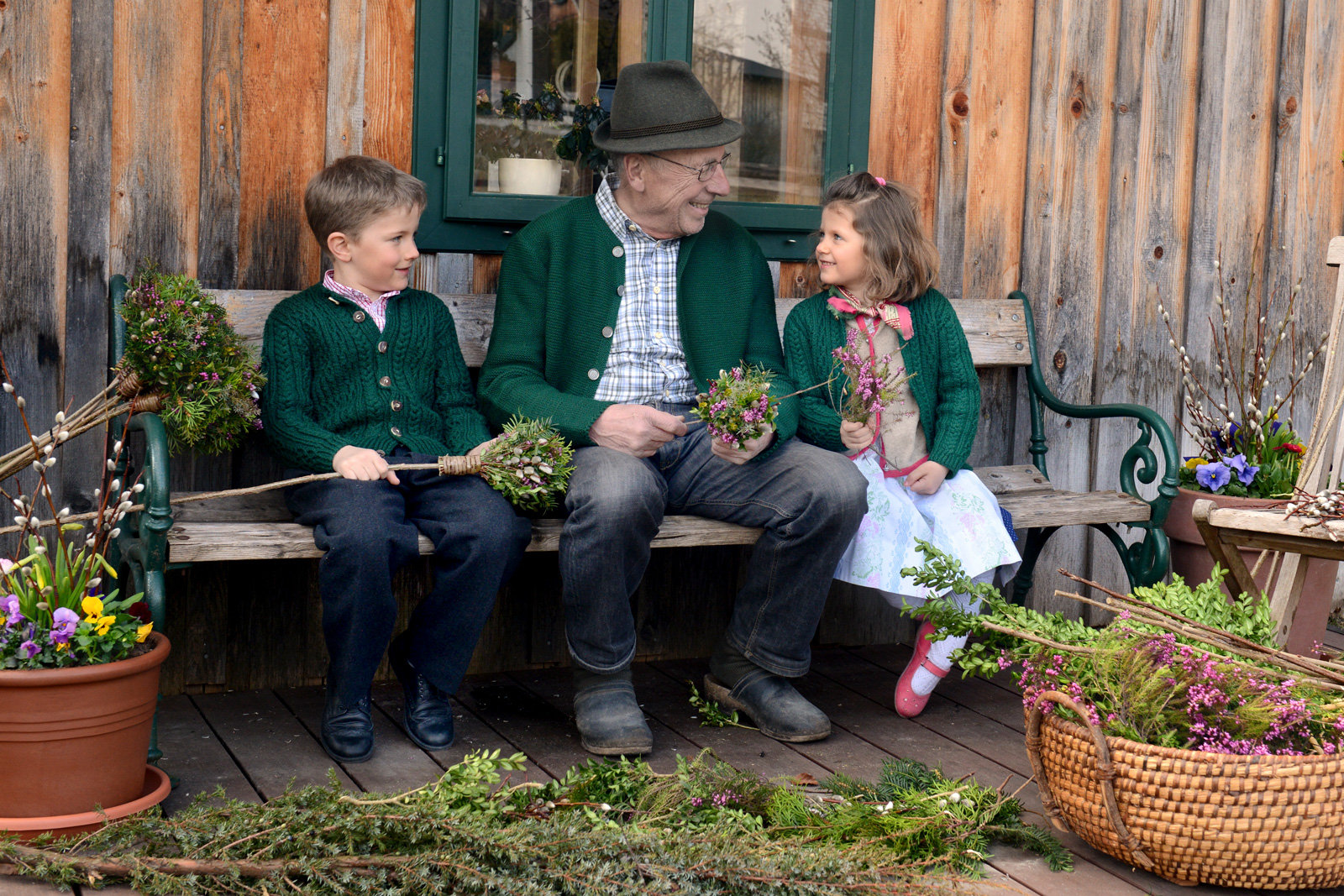Großvater mit Enkelkinder - zu Ostern