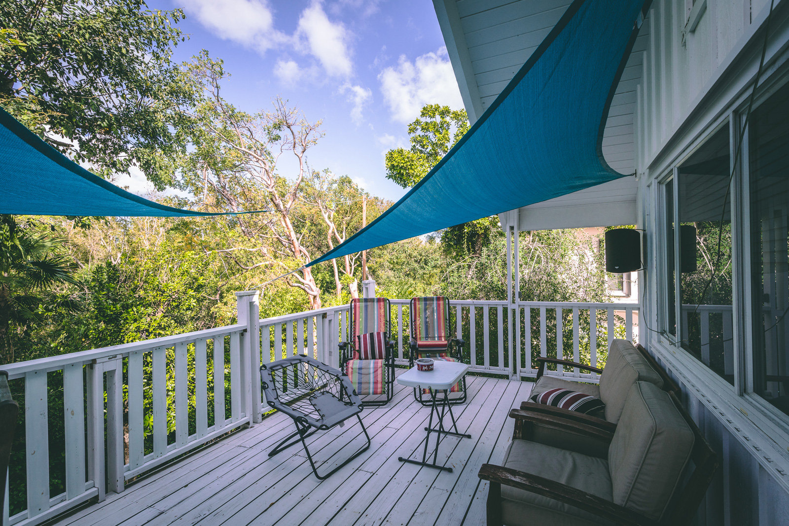 Farbige Sonnensegel dunkeln etwas ab.