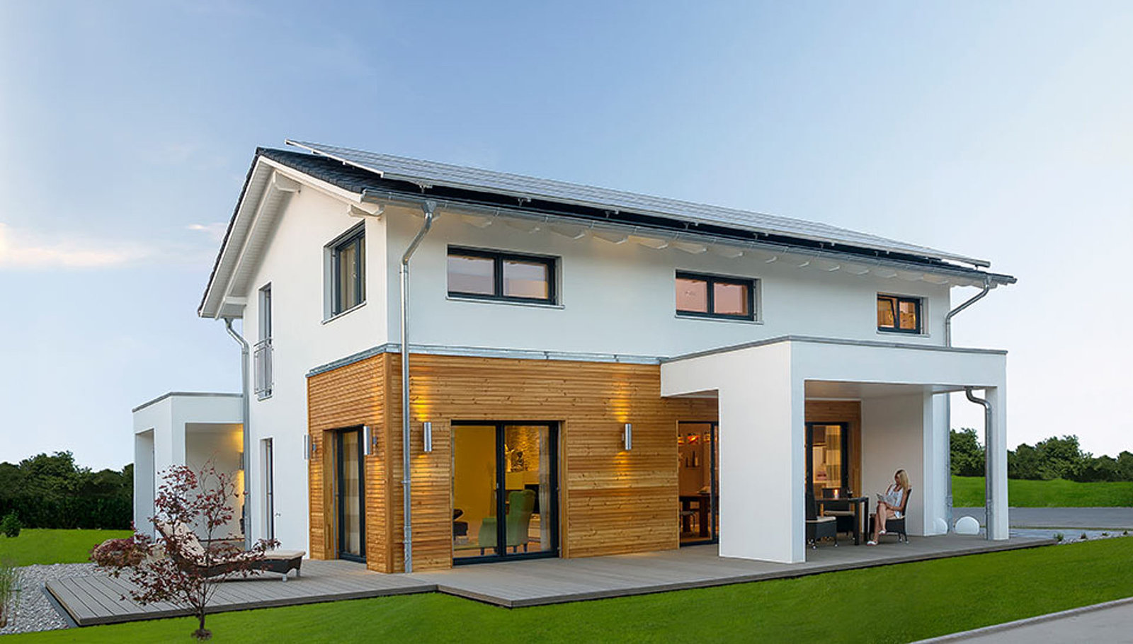 Ein Plusenergiehaus des Fertighaus-Anbieters Haas: Der durch Photovoltaikanlagen erzeugte Strom wird in das örtliche Stromnetz eingespeist.