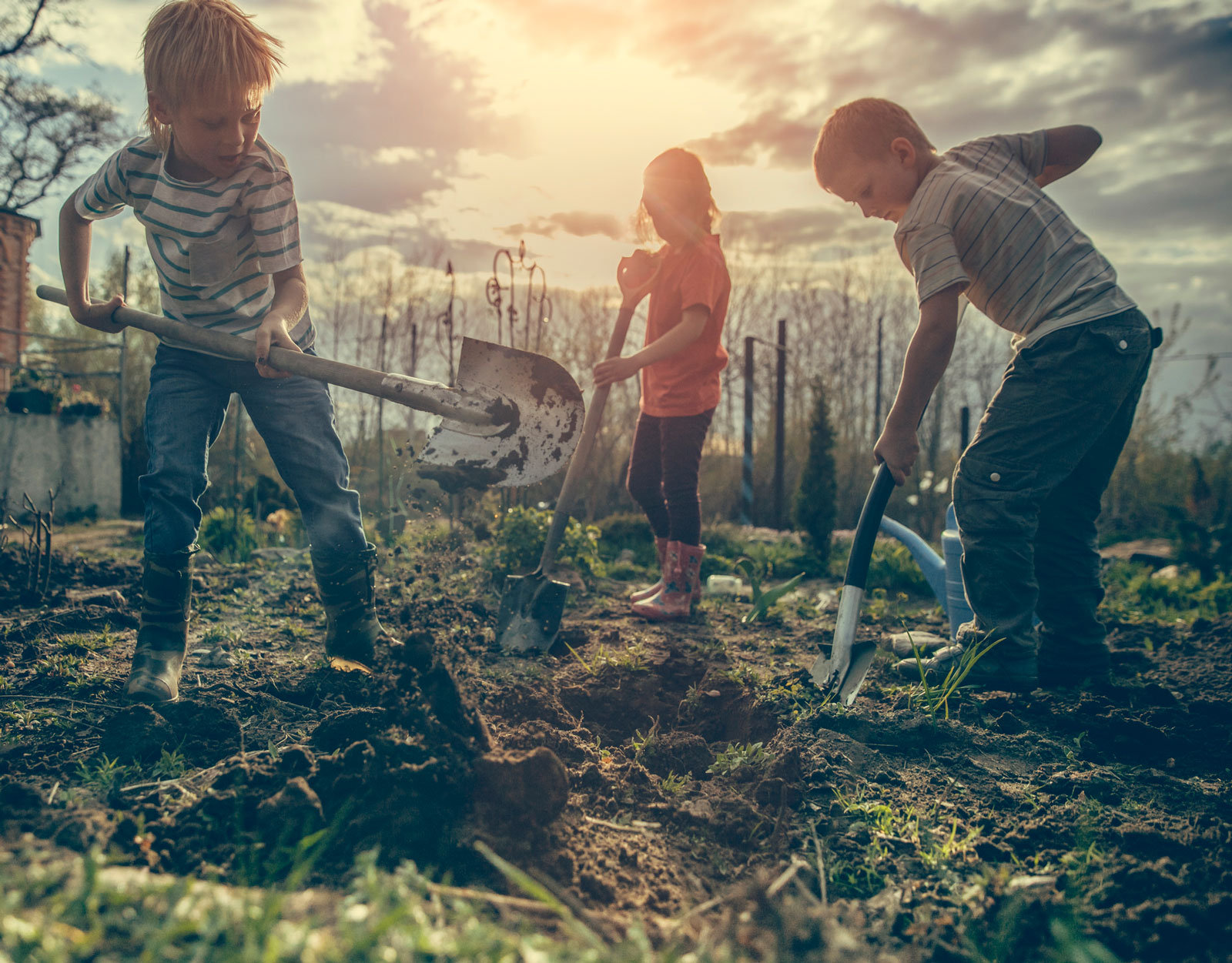 Auch Kindern können sich im Garten beschäftigen.